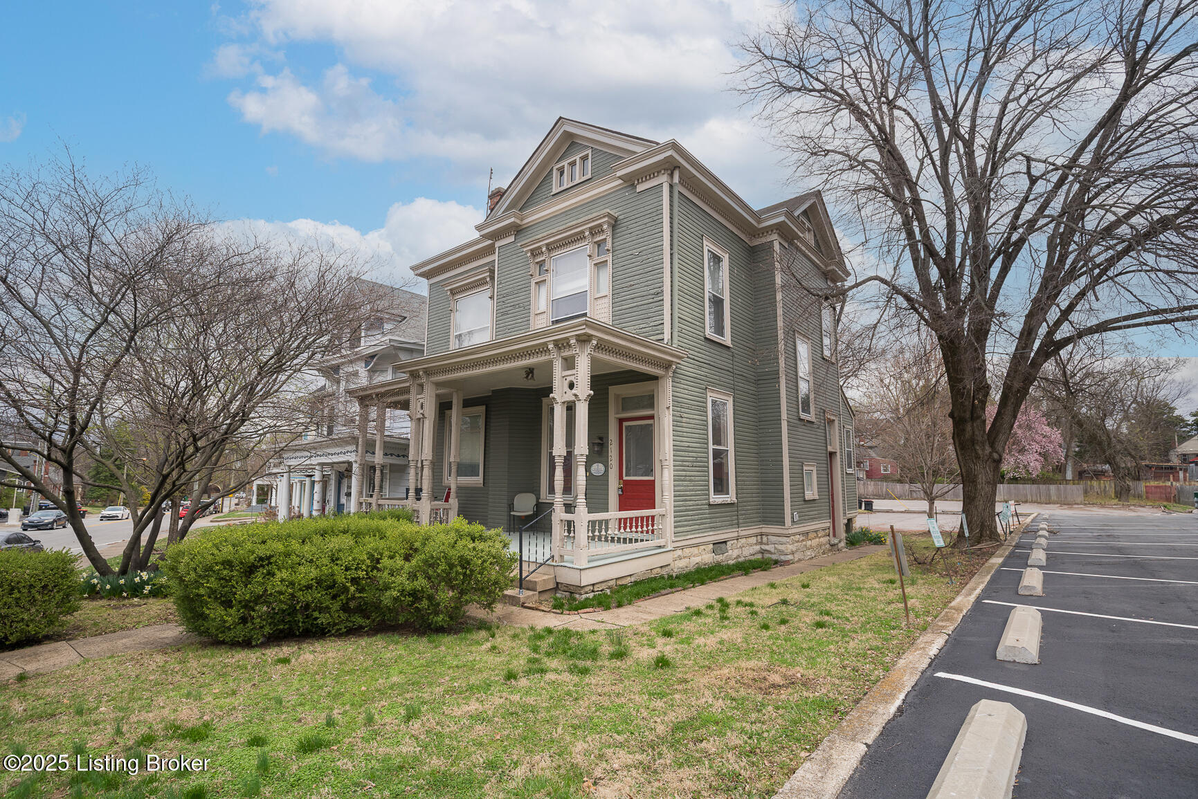 Property Photo: 2120 Grinstead Dr KY 40204