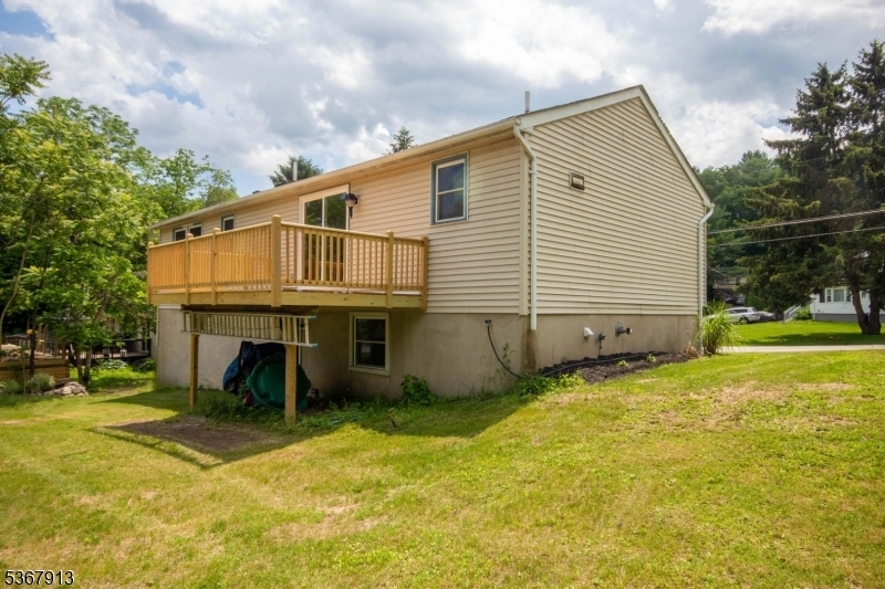 Property Photo:  18 Fernwood Rd  NJ 07461 