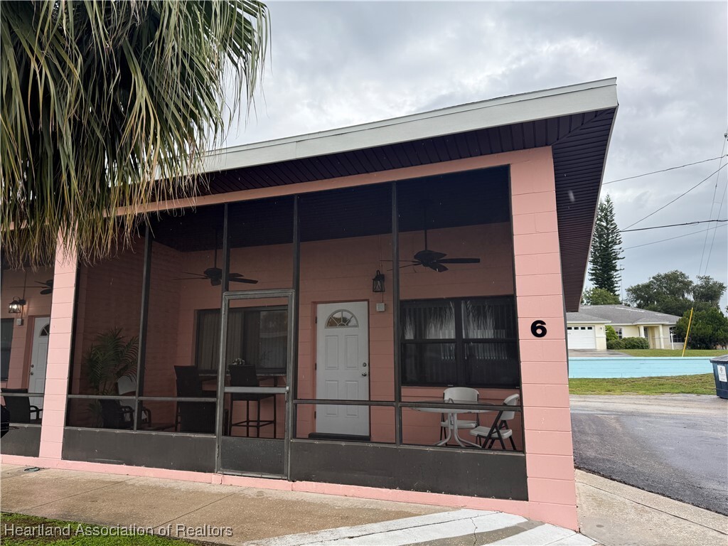 Property Photo: 735 S Lakeview Road 6 FL 33852