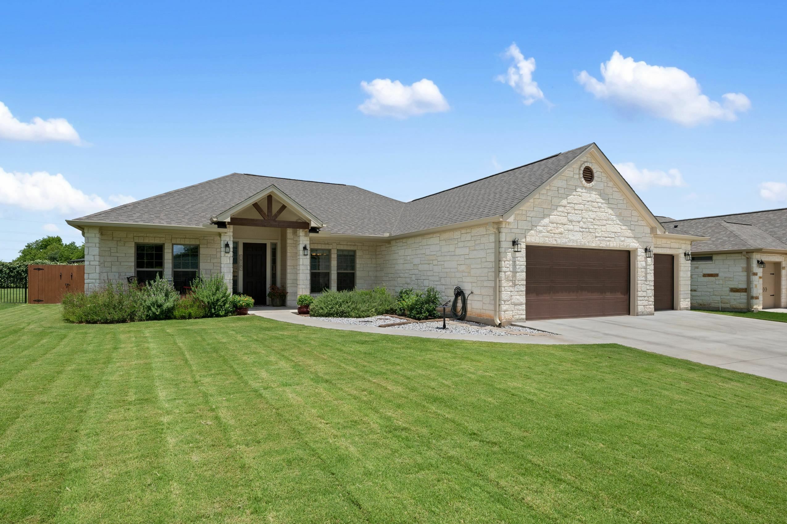 Property Photo: 105 Broadmoor Street TX 78654