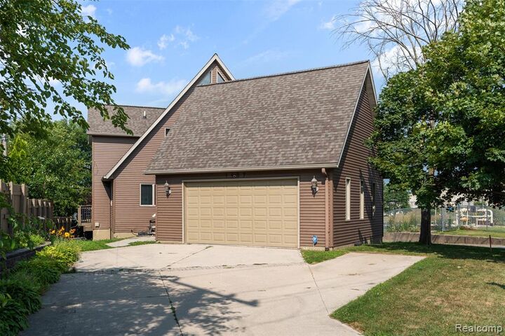 Property Photo:  1907 Riverside Drive  MI 48060 3250 