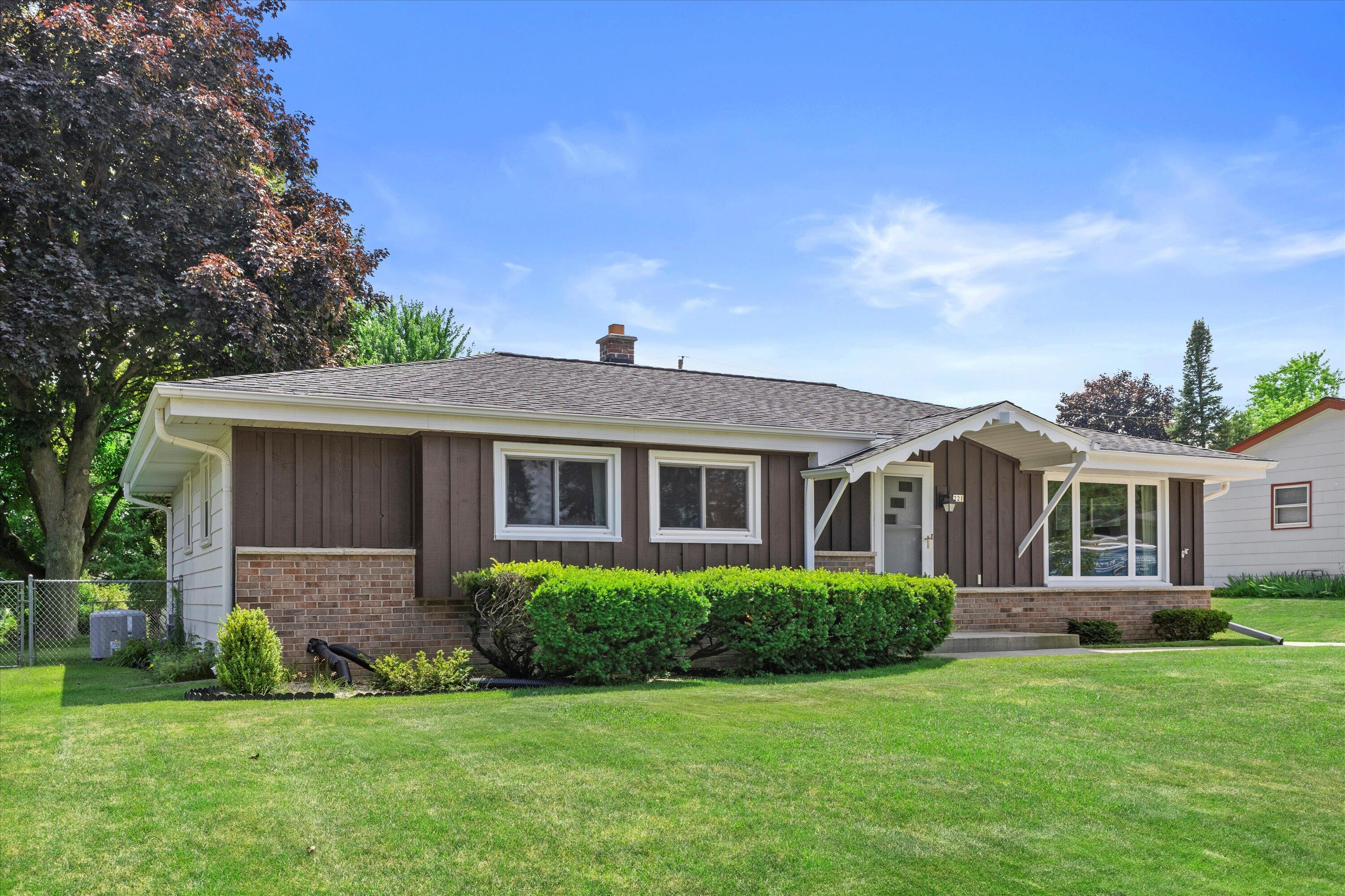 Property Photo: 221 W Lilac Ln WI 53024