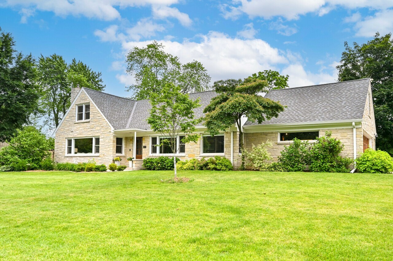 Property Photo: 12515 Elmhurst Pkwy WI 53122