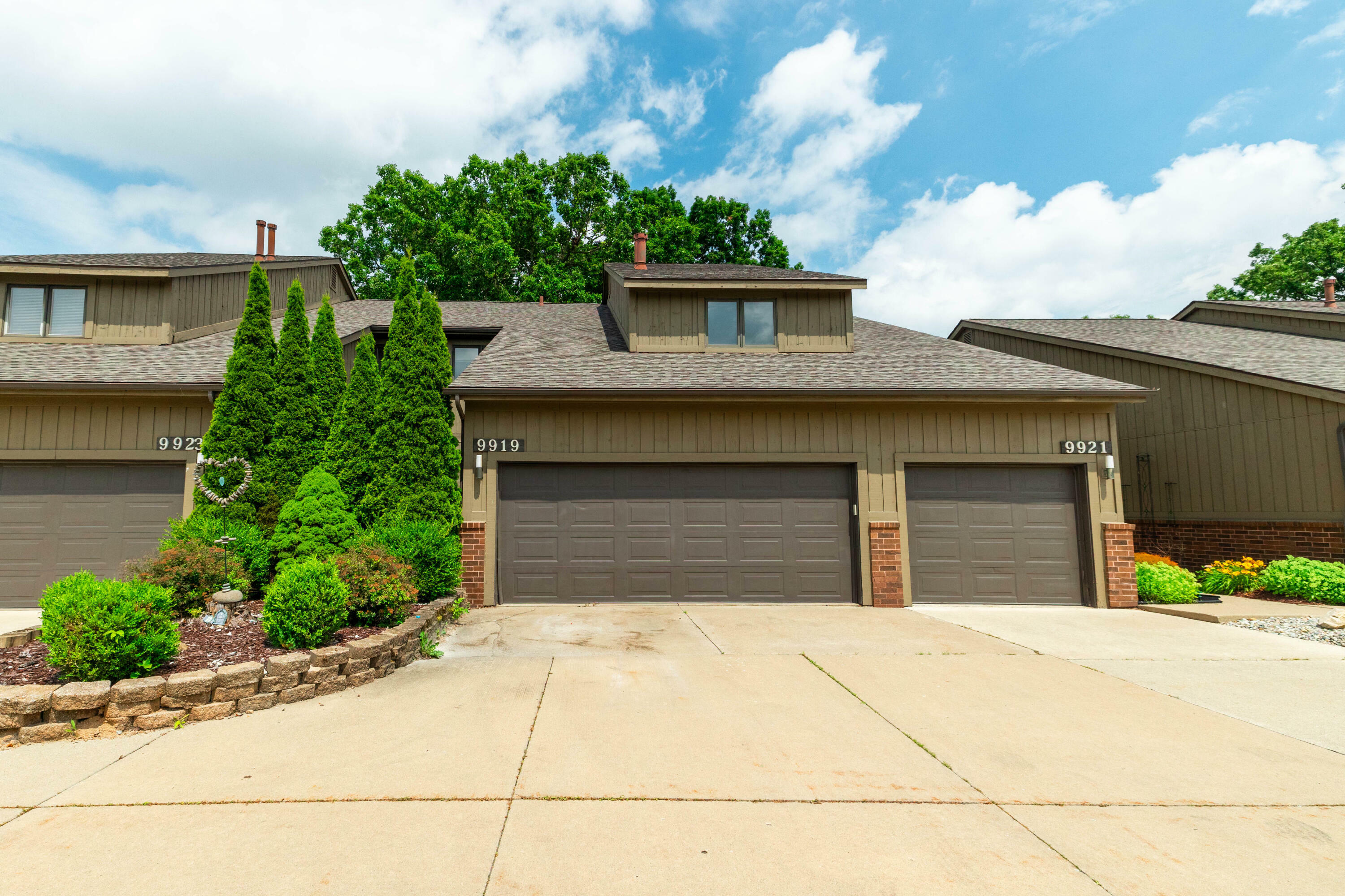 Property Photo: 9919 Hawthorne Glen Drive MI 48138