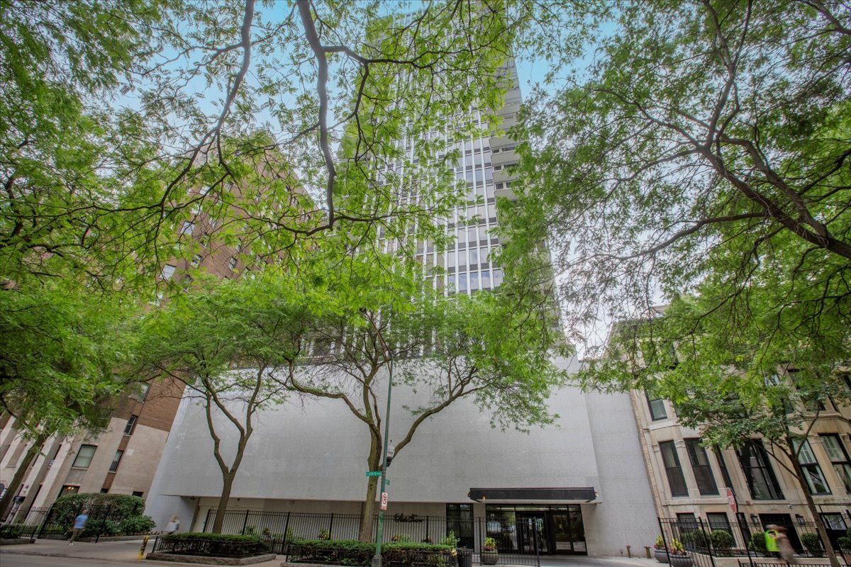 Property Photo: 1230 N State Parkway 7D IL 60610