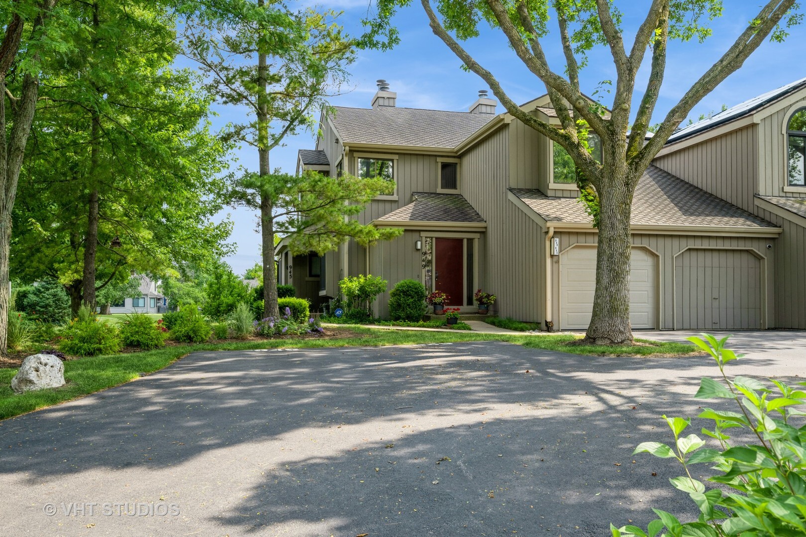 Property Photo: 949 Fairway Circle 949 IL 60010