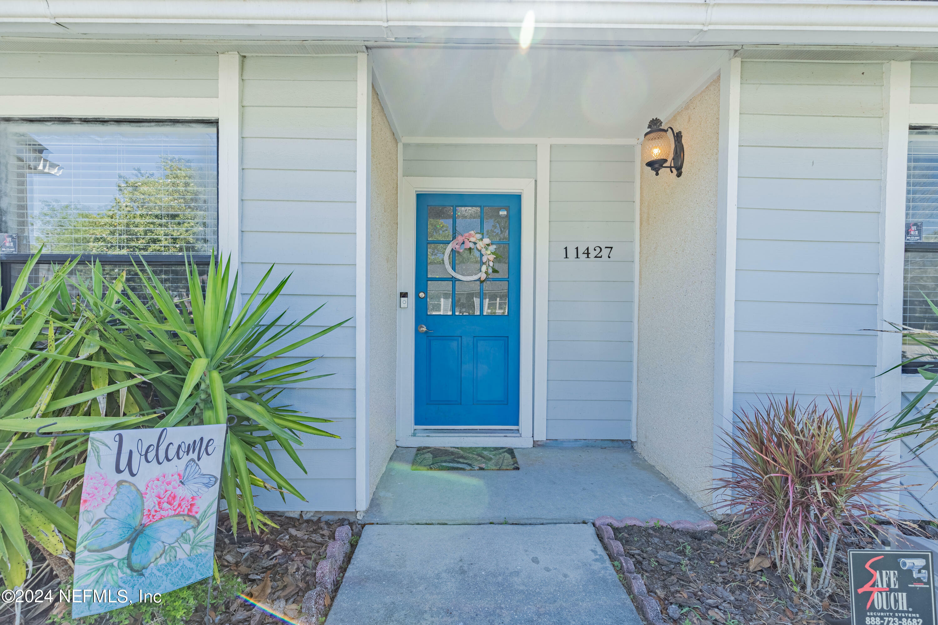 Property Photo: 11427 N Malibu Way FL 32223