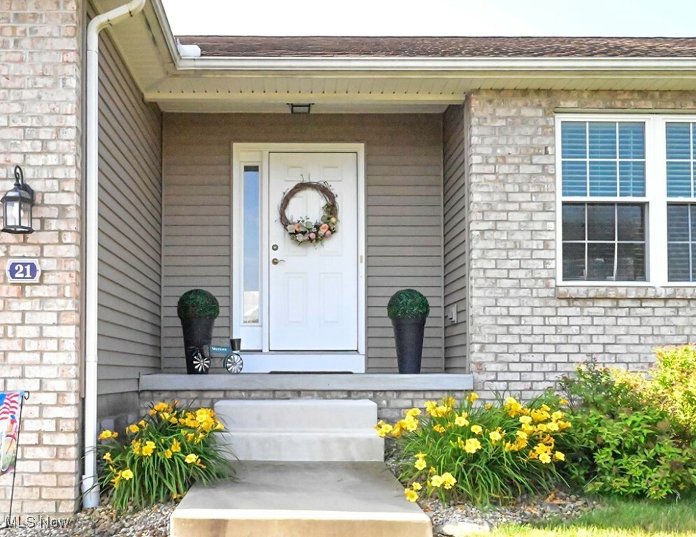 Property Photo: 21 Danbury Court NW OH 44481