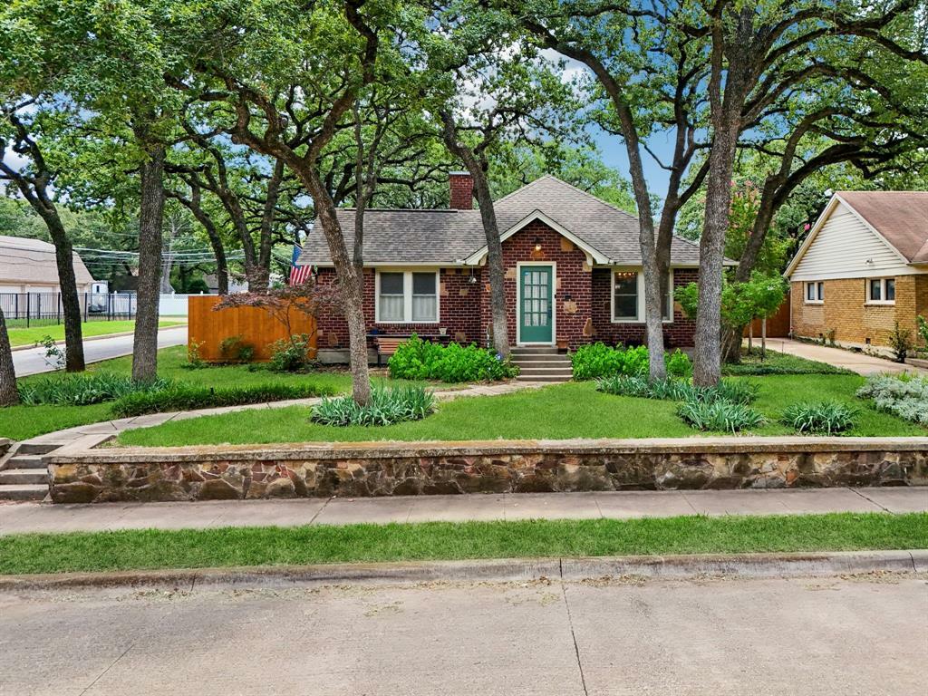 Property Photo: 2220 Honeysuckle Avenue TX 76111