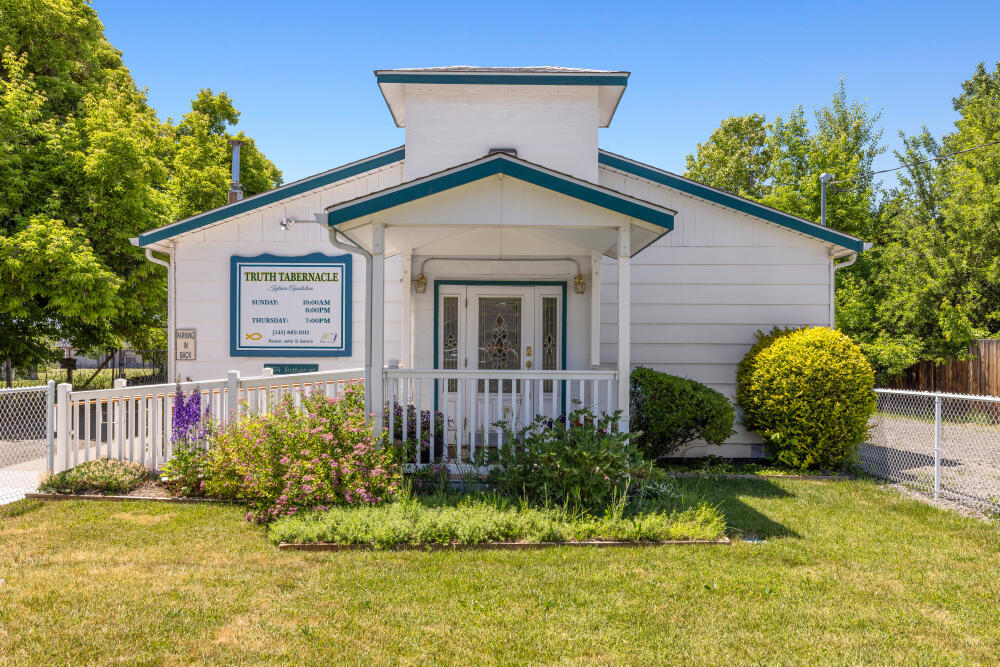 Property Photo: 1774 Arthur Street OR 97603