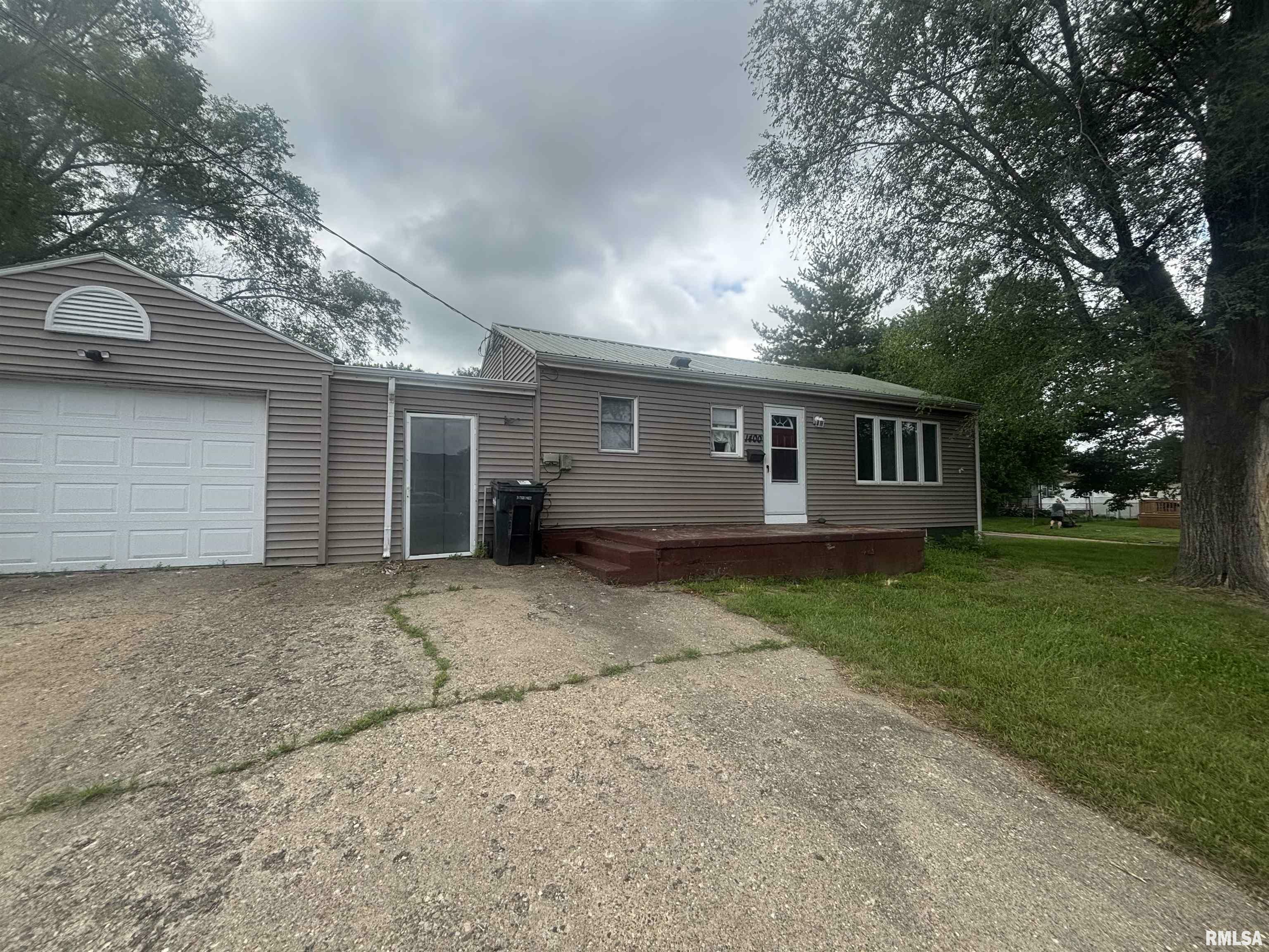 Property Photo: 1400 S 12th Street IL 61554