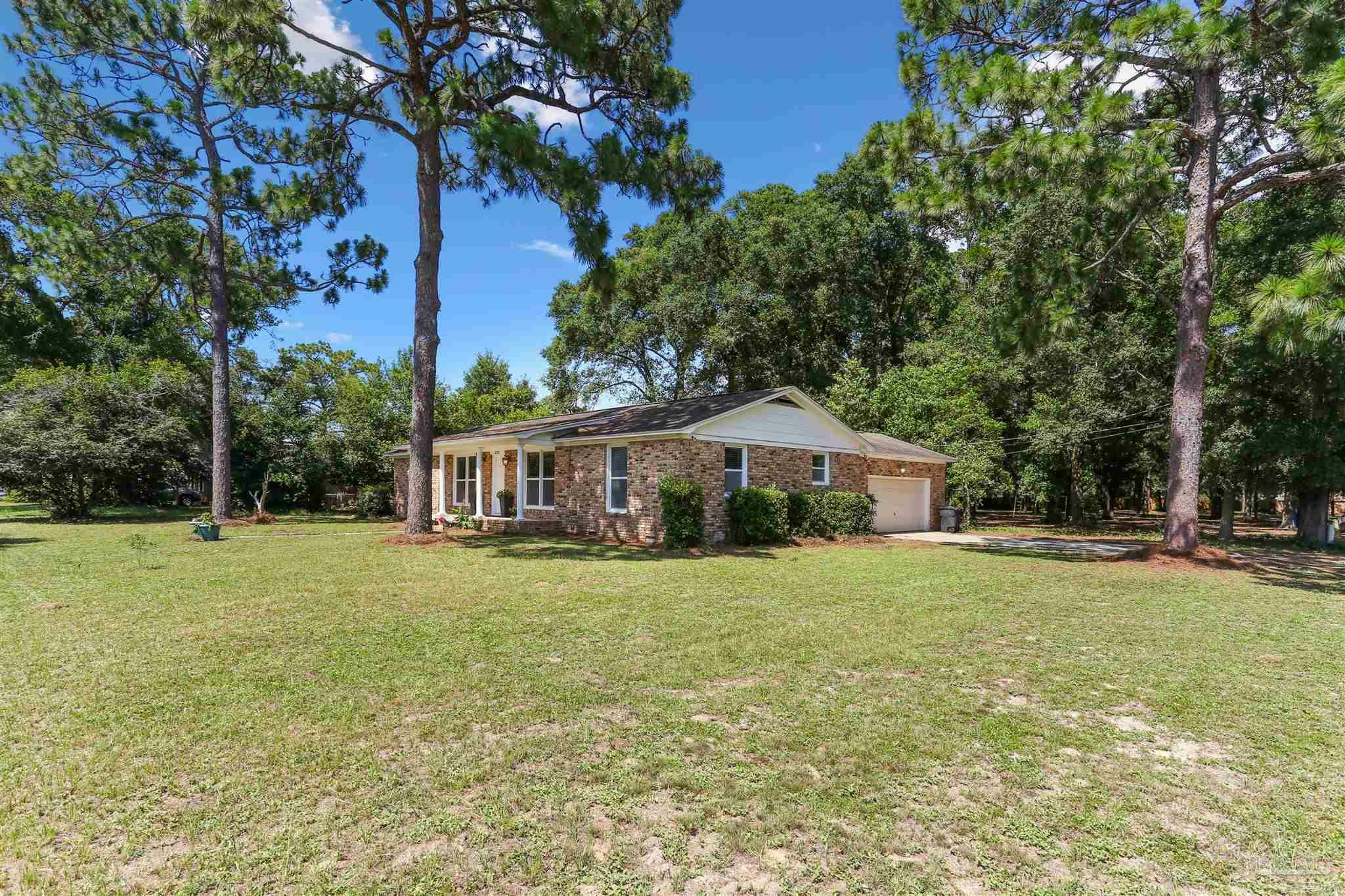 Property Photo: 6222 Maybelle Dr FL 32503