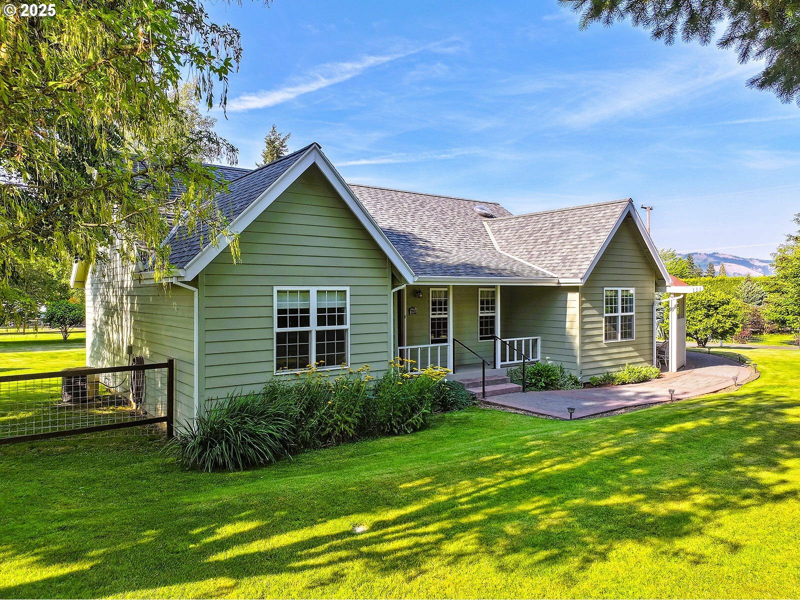 886 Alameda Rd  Hood River OR 97031 photo