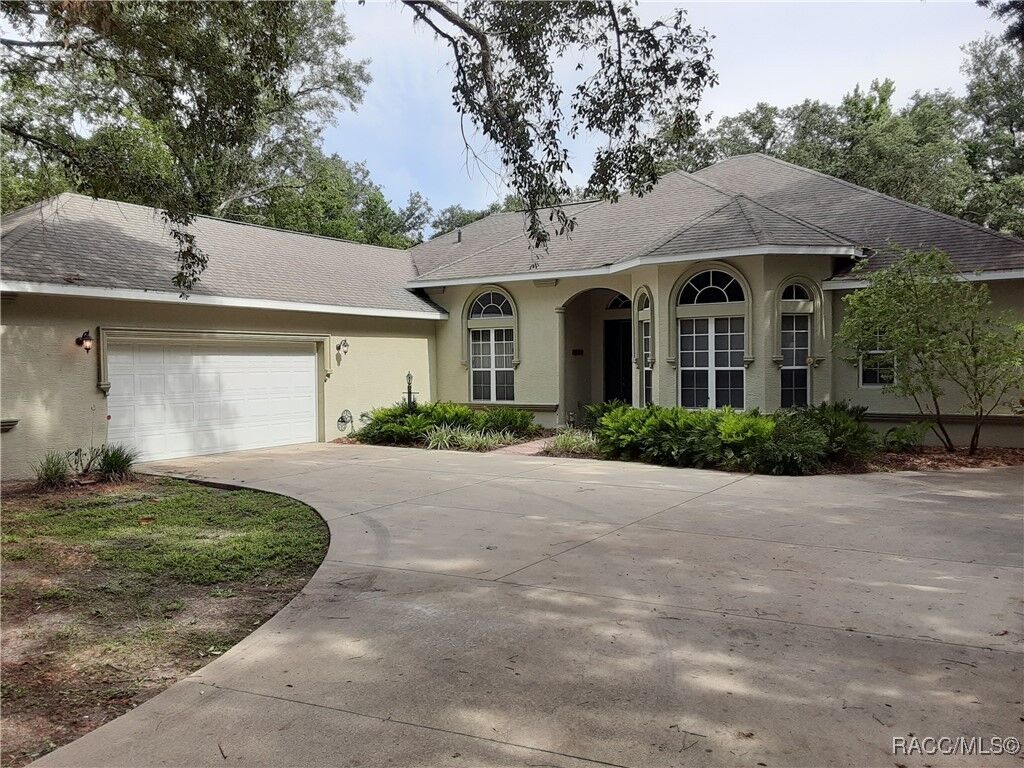 Property Photo: 330 W Liberty Street FL 34442