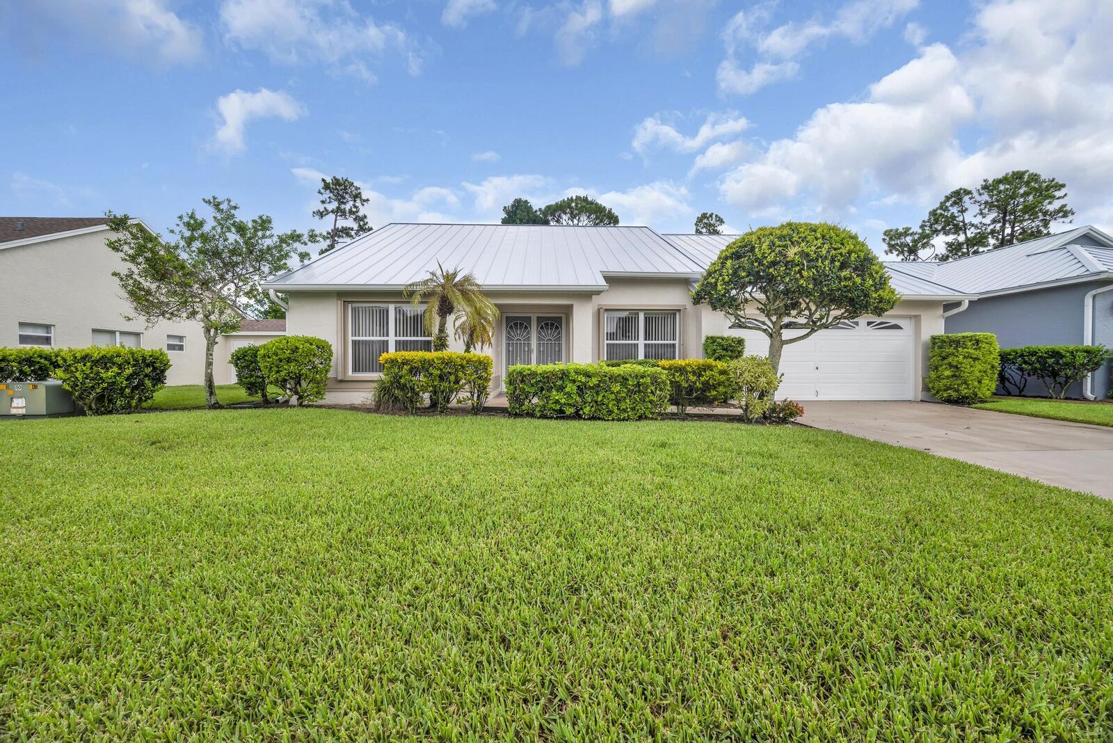 Property Photo: 483 NW Casanova Circle FL 34986