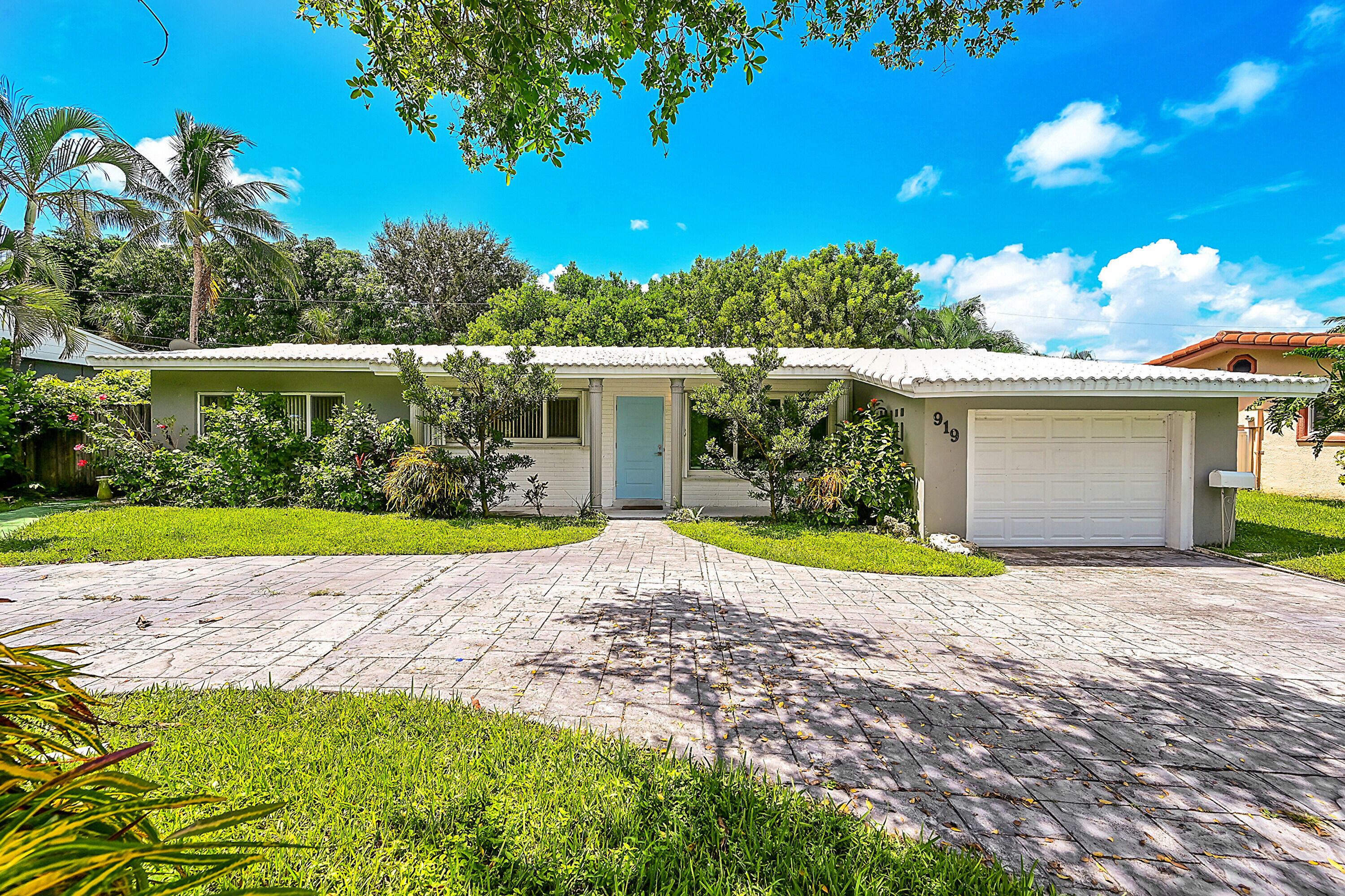 Property Photo:  919 NE 26th Avenue  FL 33062 