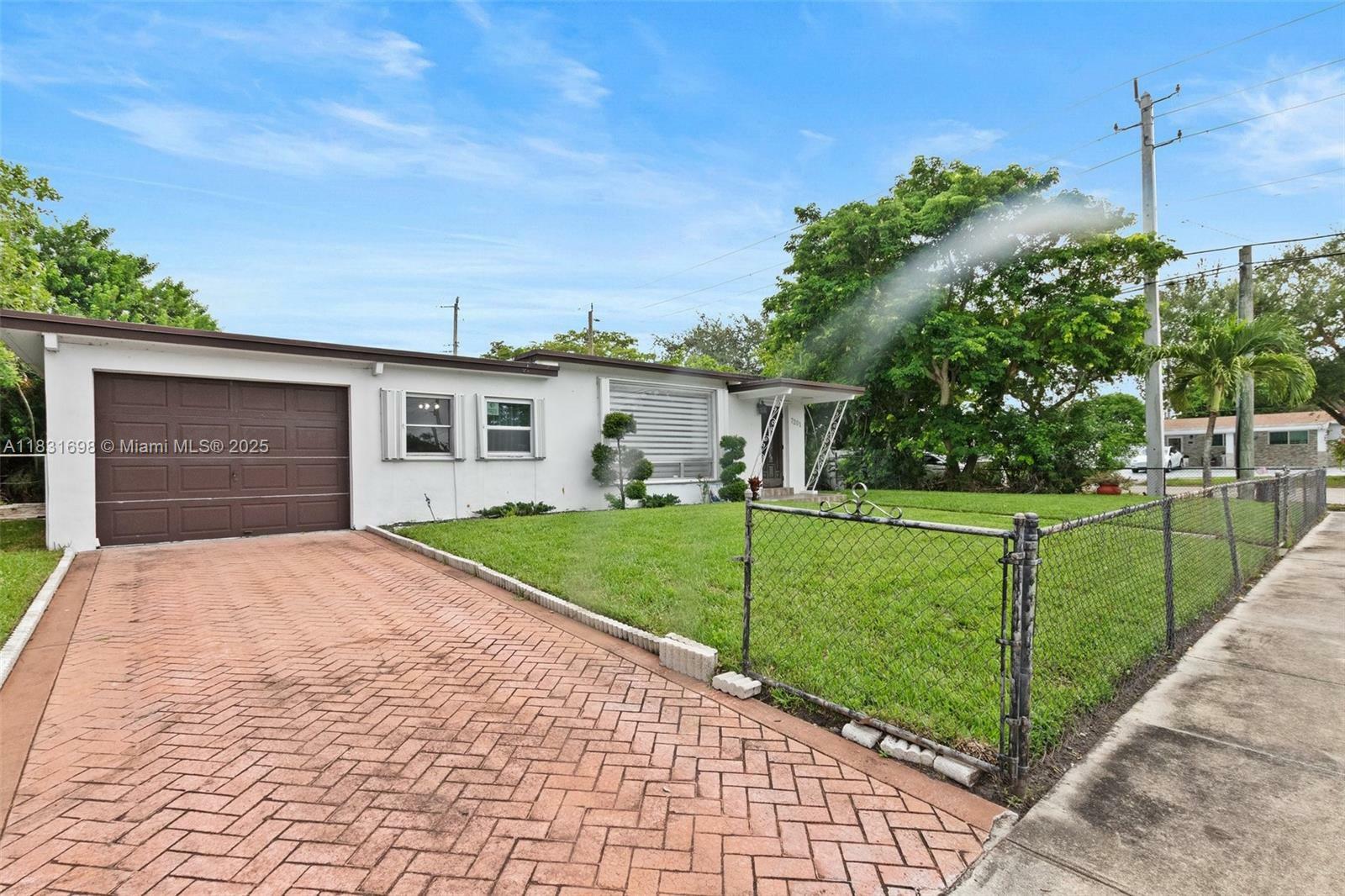 Property Photo:  7201 Hayes St  FL 33024 