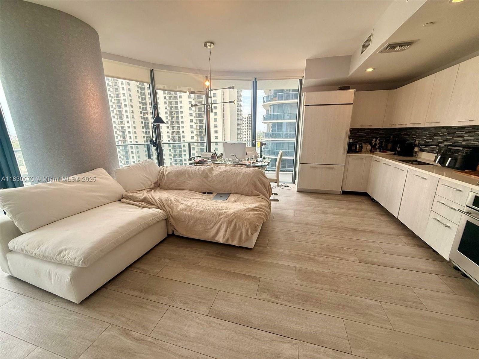 45 SW 9th St 1906  Miami FL 33130 photo