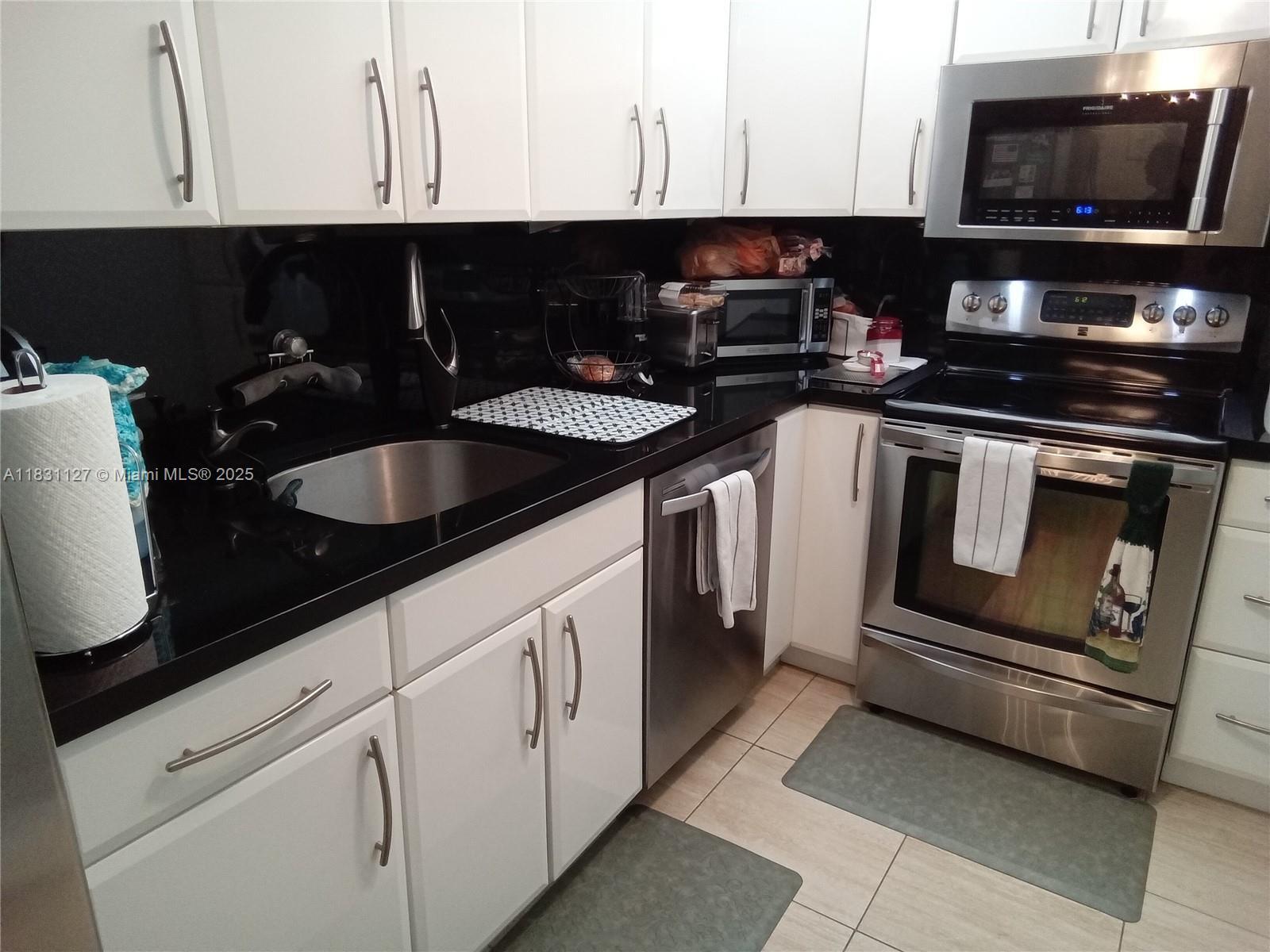 Property Photo: 1300 Saint Charles Pl 508 FL 33026