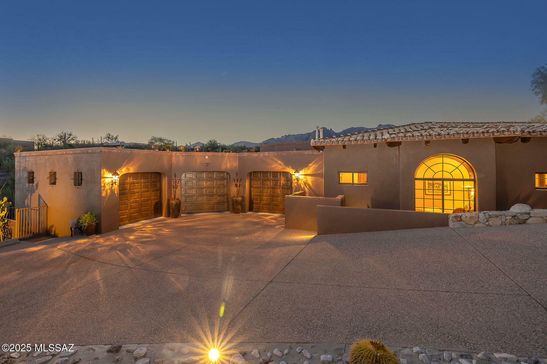 Property Photo: 4844 N Ave De Castilla AZ 85718