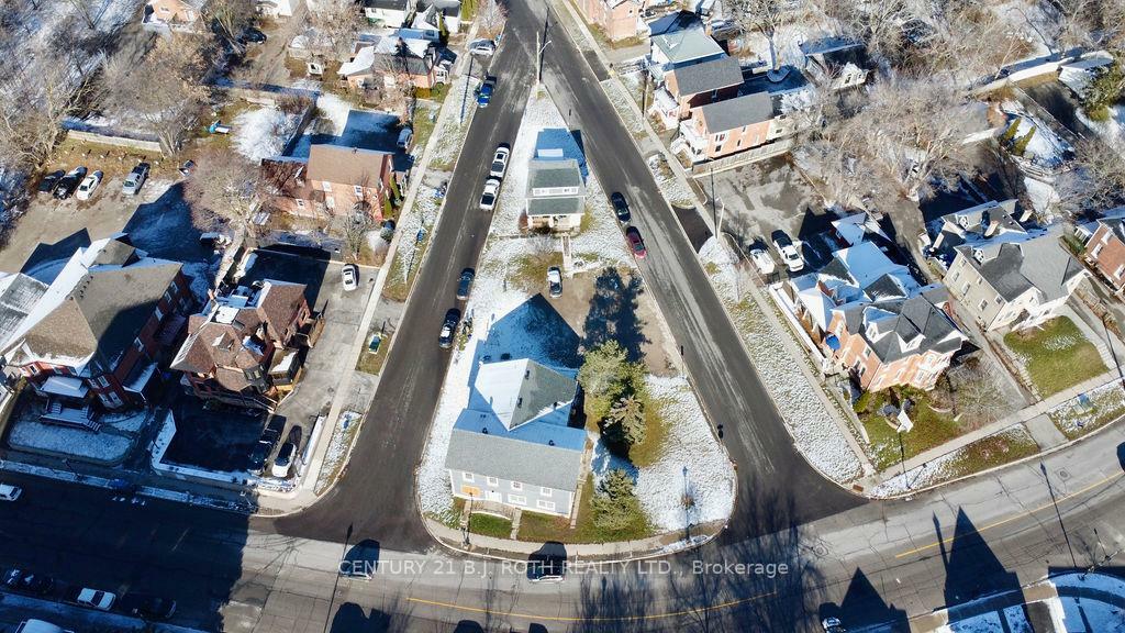 Property Photo: 194 Dunlop Street E ON L4M 1B4