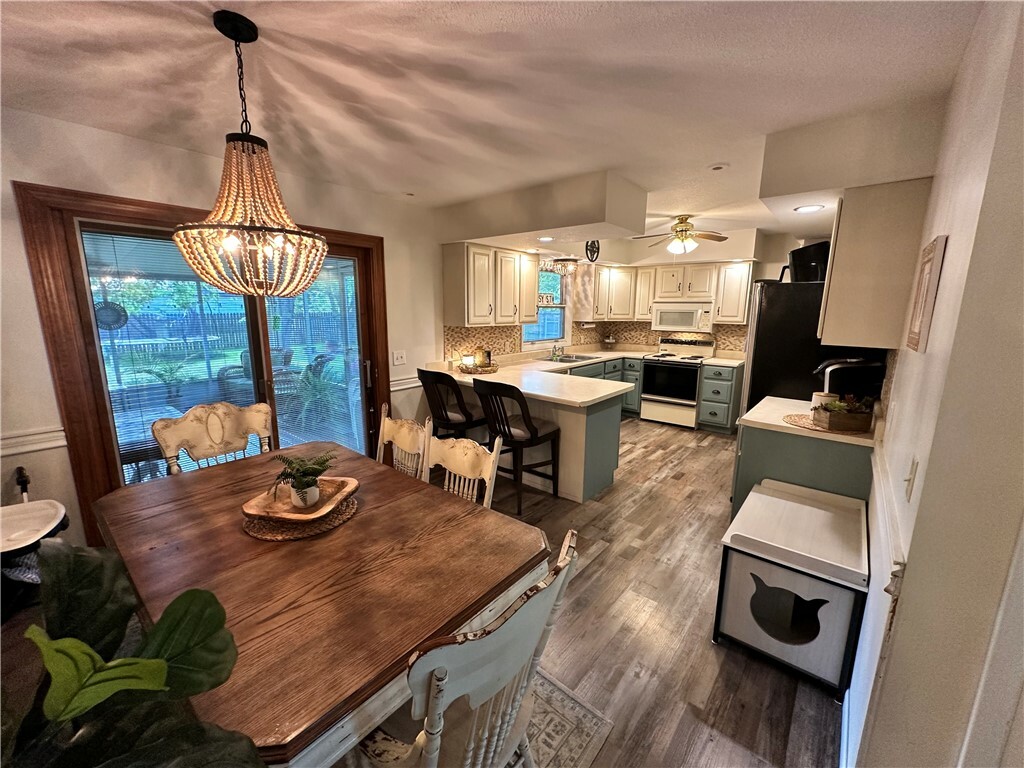 Property Photo:  1005 S Pine Street  IL 62557 