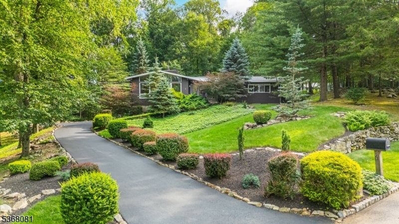 Property Photo:  7 Deer Ct  NJ 07930 