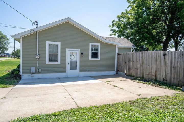 Property Photo:  1421 N 4th Avenue E  IA 50208 