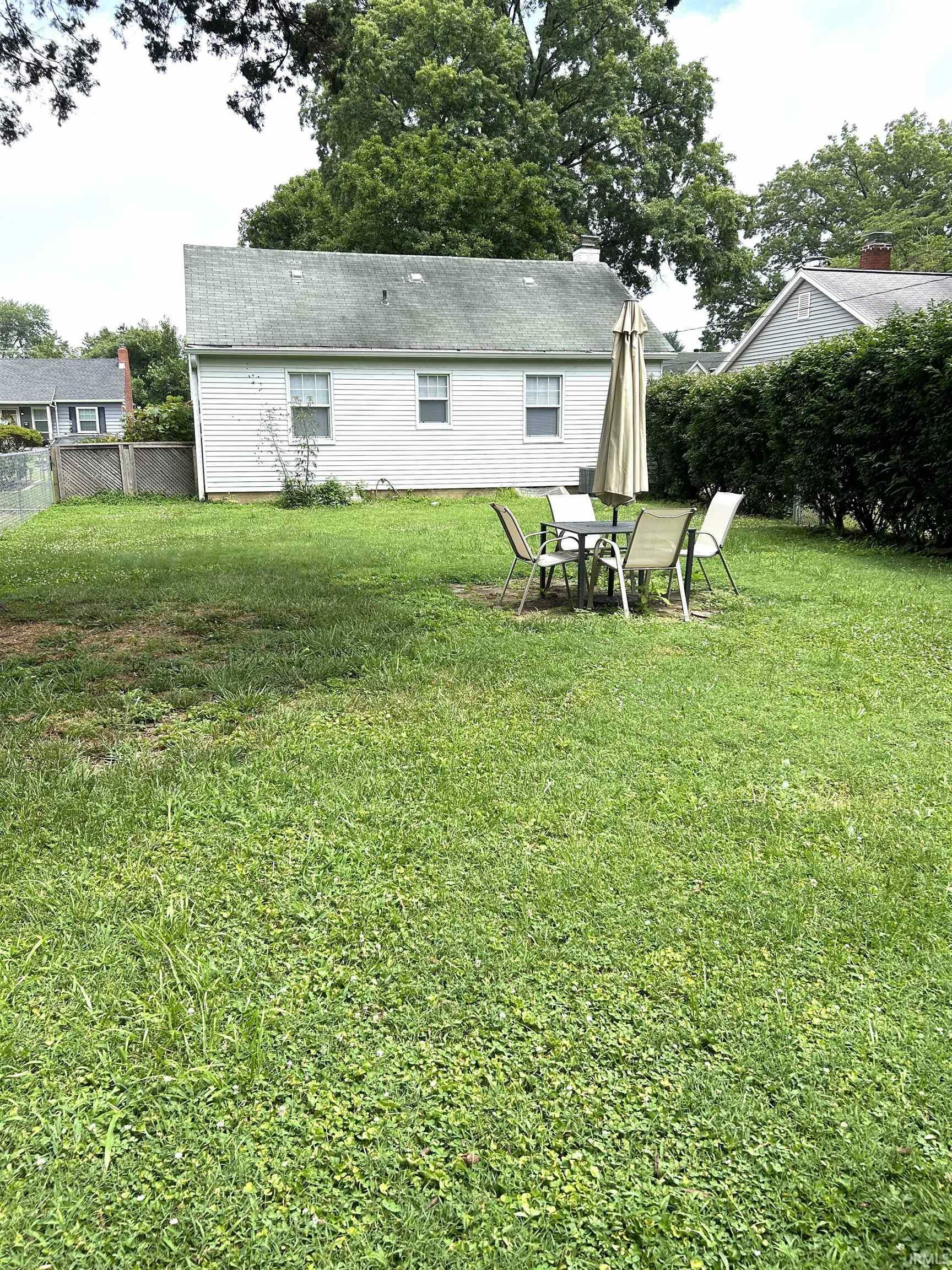 Property Photo:  2109 E Gum Street  IN 47714 