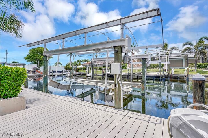 Property Photo:  1105 Lenox Court  FL 33904 