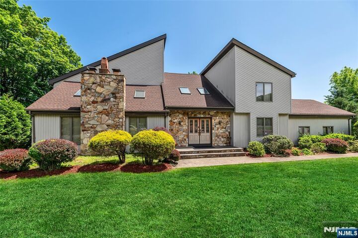 81 Columbus Avenue  Totowa NJ 07512 photo