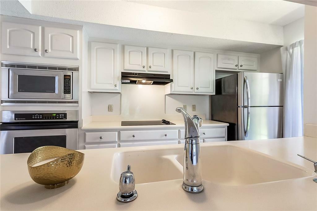Property Photo: 4 S Court Villa Drive LA 70471