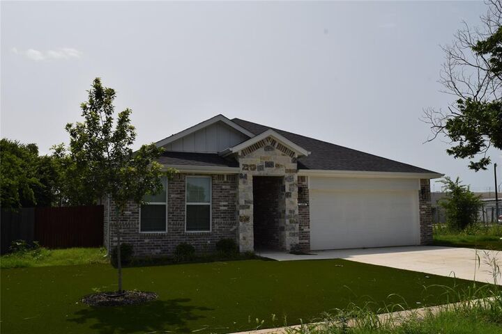 Property Photo: 1400 Wallace Street TX 76105