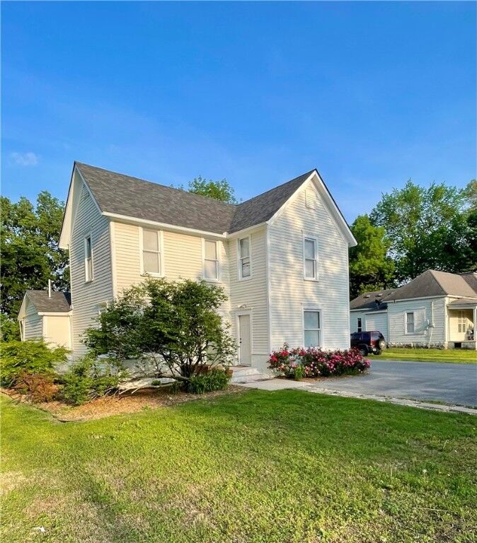 Property Photo:  515 Washington Street  AR 72761 