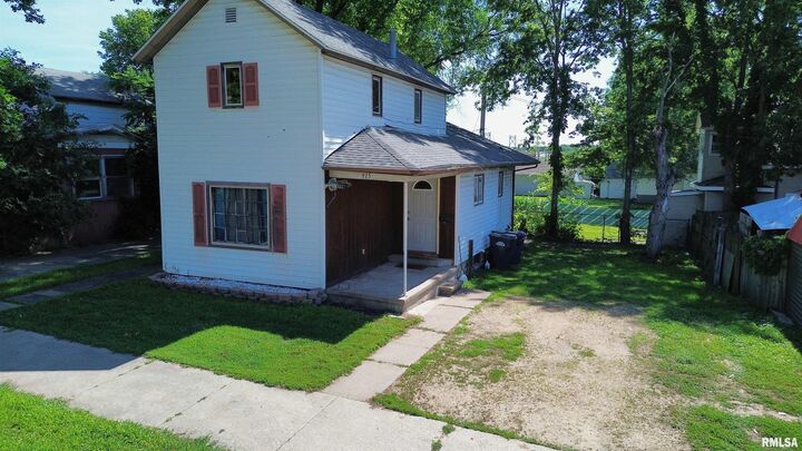 Property Photo: 915 S 5th Street IA 52732