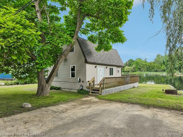 Property Photo:  6830 Dixie Highway  MI 48346 