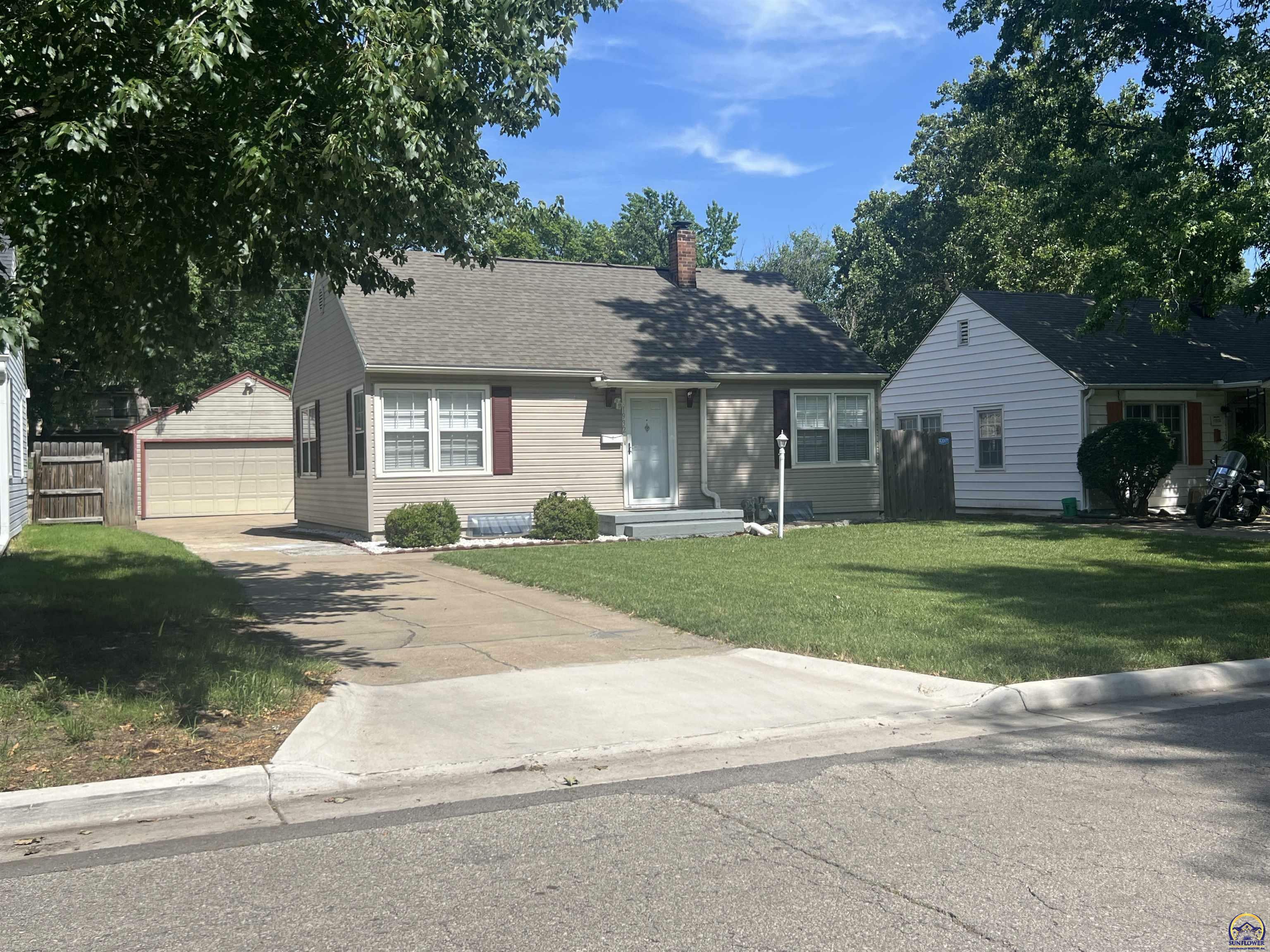 Property Photo:  1932 SW Randolph Ave  KS 66604 