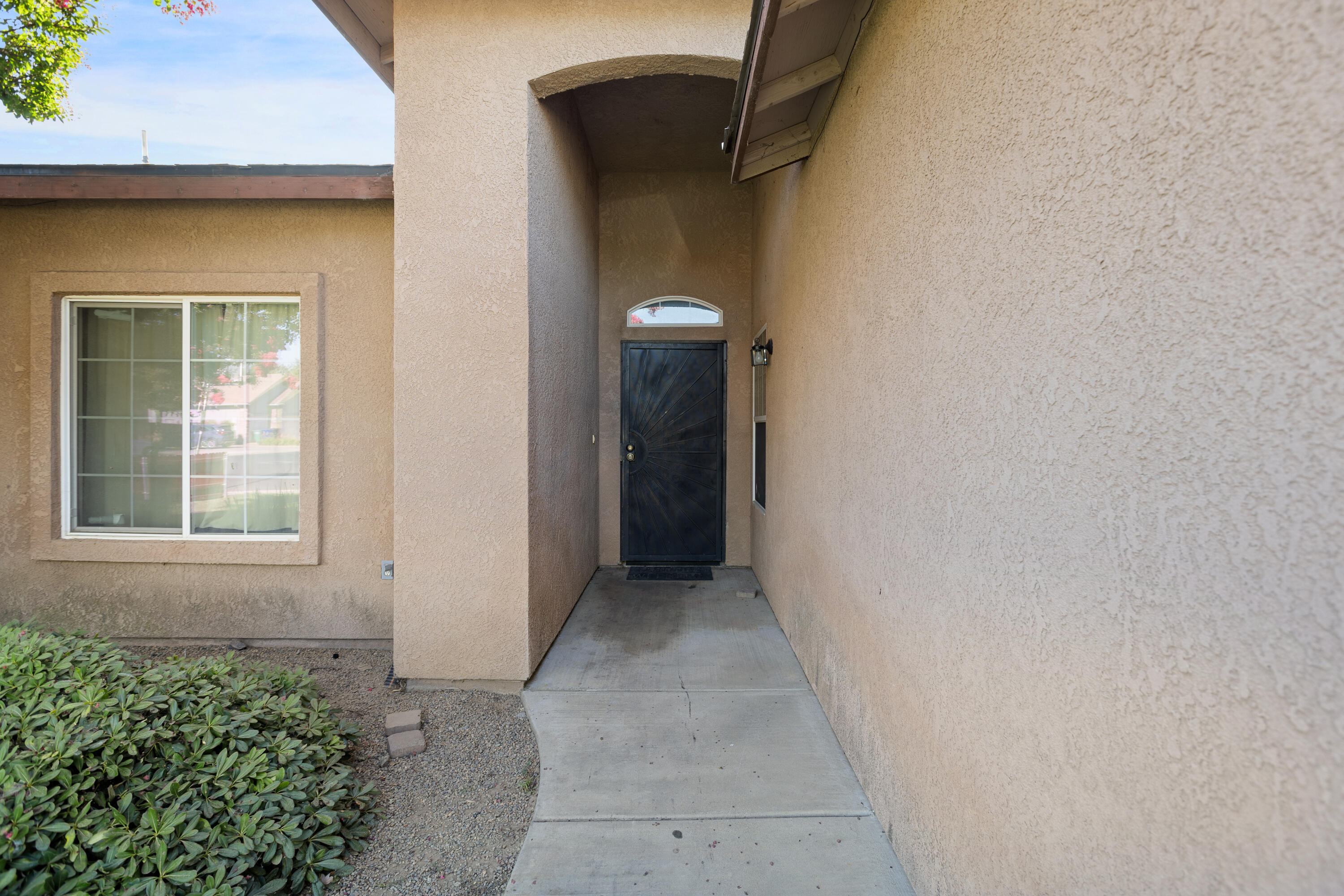 Property Photo: 927 Shadowood Place CA 93257