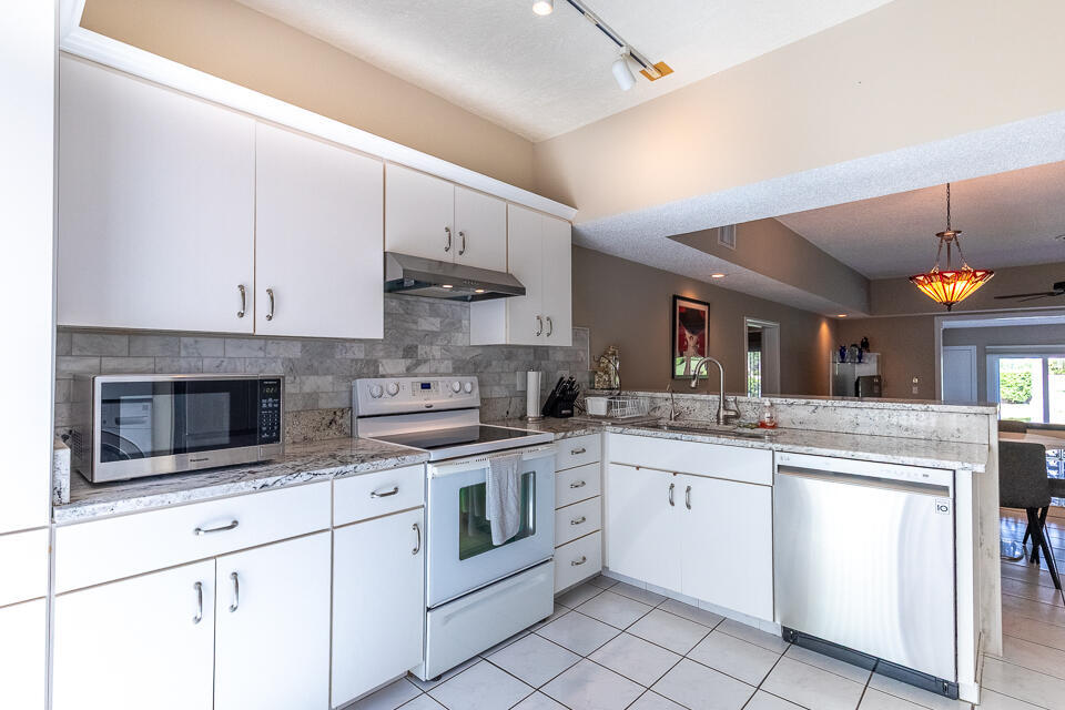 Property Photo: 3320 SE Sandpiper Circle FL 34952