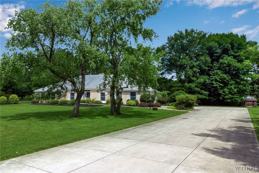 Property Photo: 4901 Pineledge Drive W NY 14031