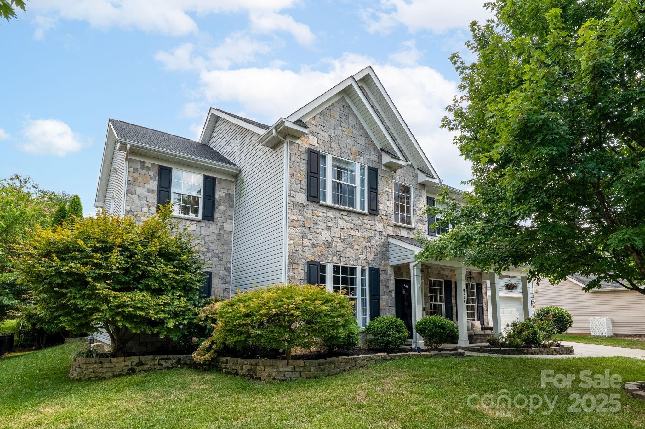 Property Photo: 10121 Halkirk Manor Lane NC 28278