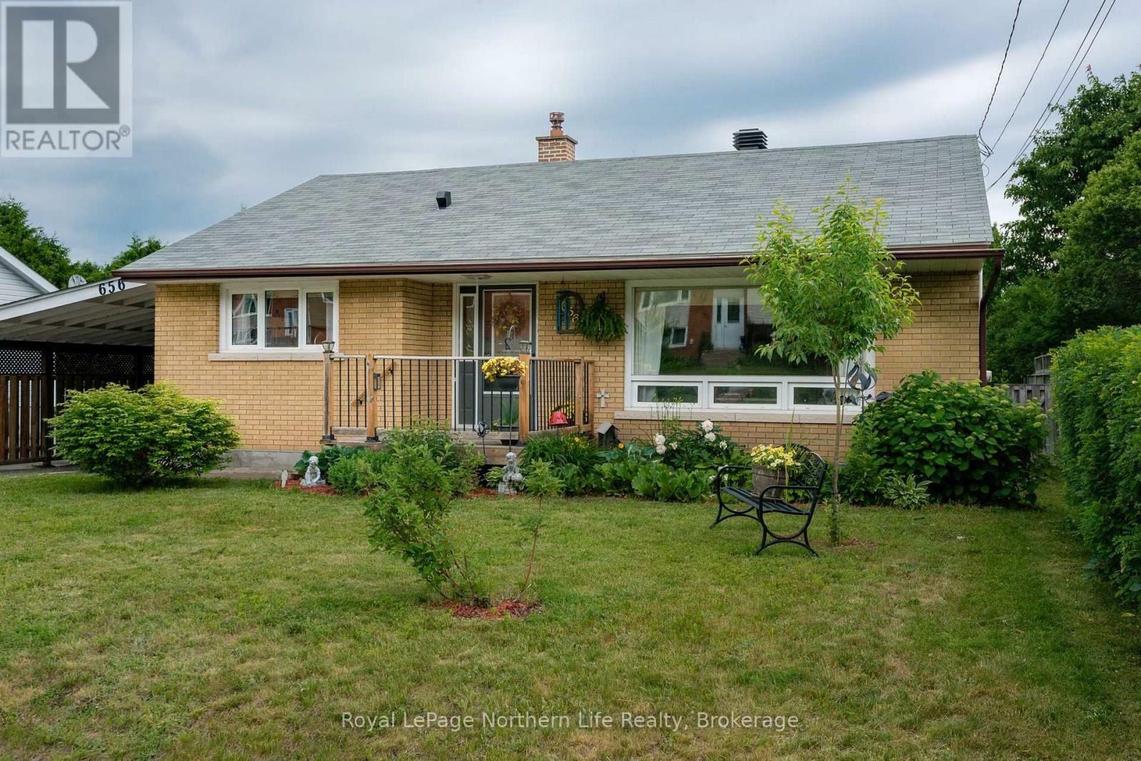 Photo de la propriété: 656 Laurentian Avenue ON P1B 7T9