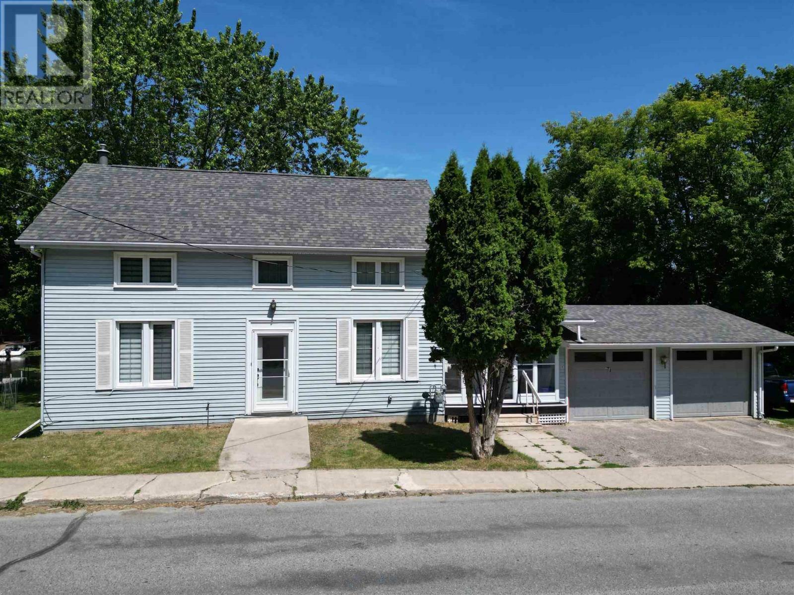 Property Photo:  824 River Drive  ON P9N 1K3 