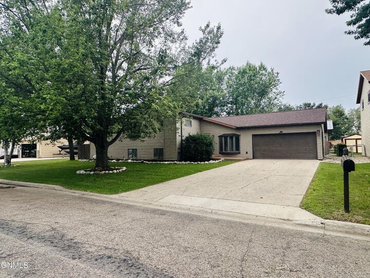 1729 5 1/2 Avenue NE  Jamestown ND 58401 photo