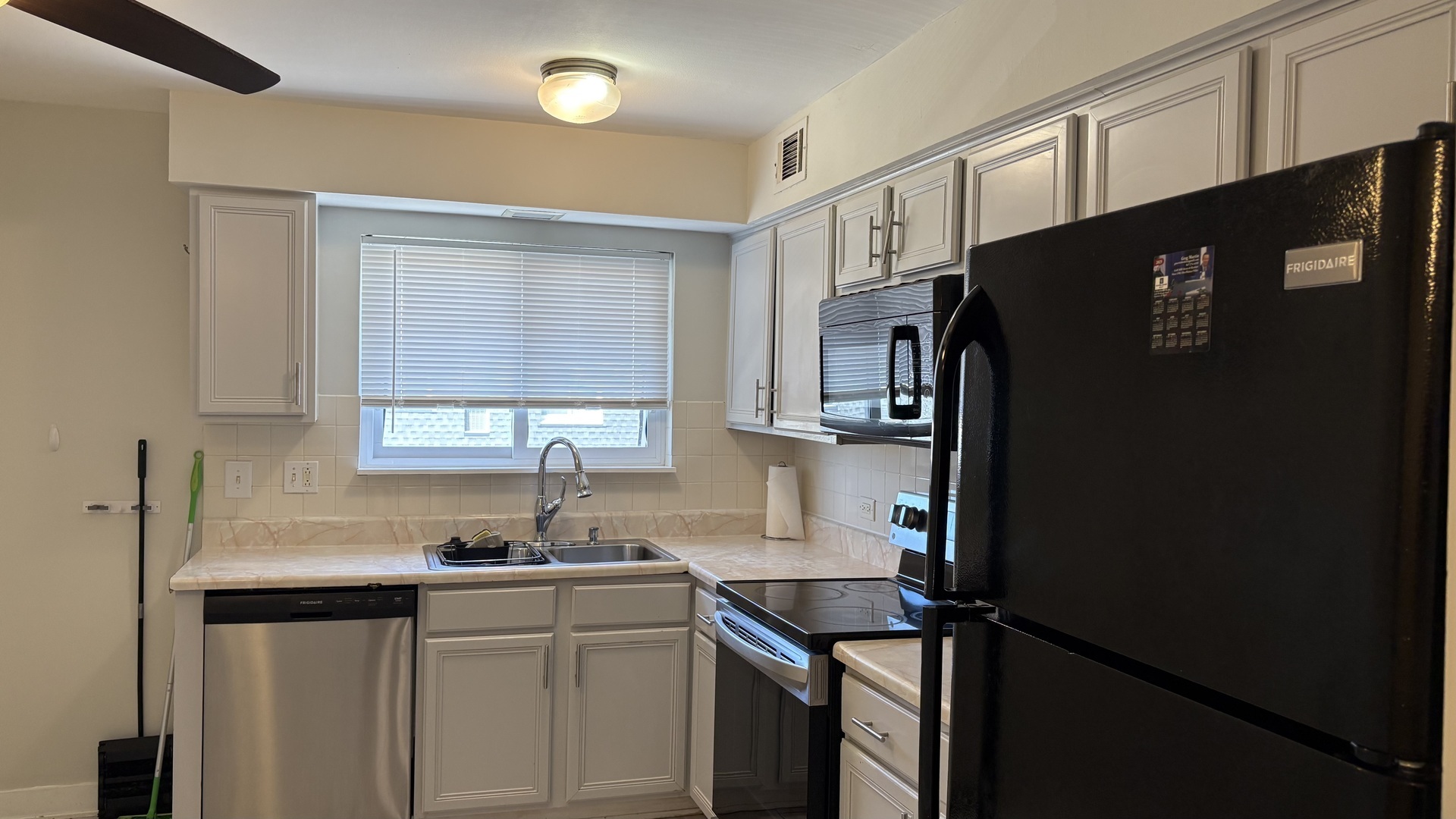 Property Photo: 9439 Bay Colony Drive 3N IL 60016