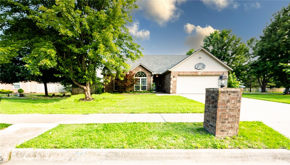 Property Photo:  1813 SW Pine Avenue  AR 72713 