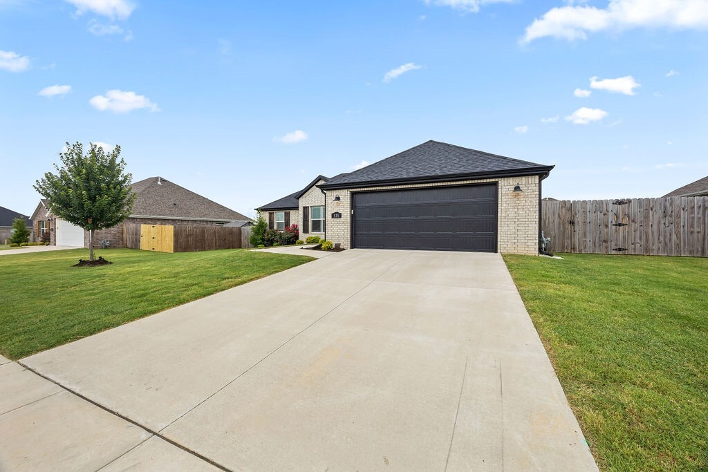 Property Photo:  535 N Goose Xing  AR 72730 