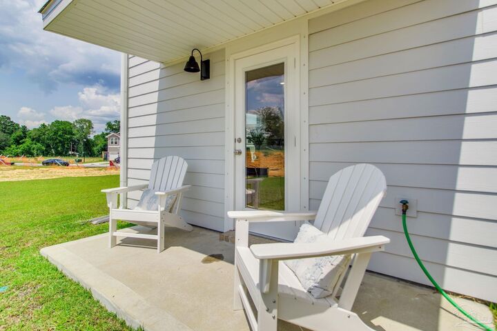 Property Photo: 3981 Pendragon Cir FL 32583