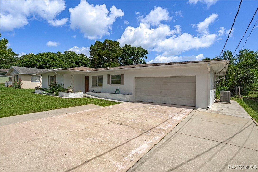 Property Photo: 910 Spruce Street FL 34452