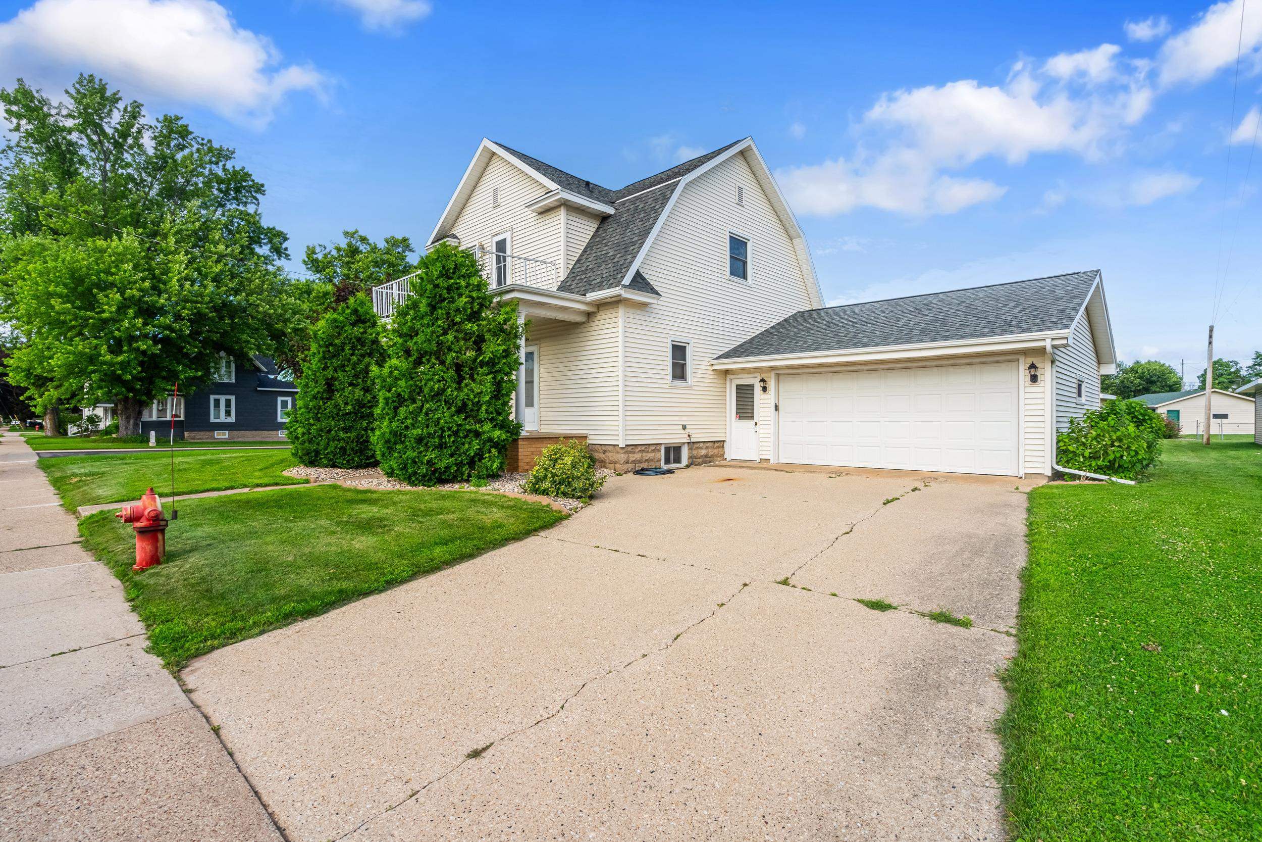 Property Photo:  204 N Nash Street  WI 54944 